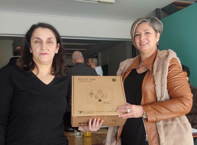 Αγρίνιο – Η ΠΕΔ δώρησε απινιδωτή στο Δήμο