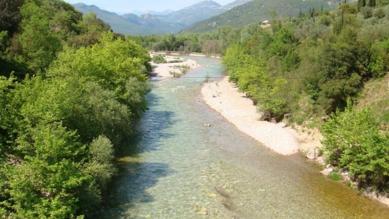Εύηνος – «Δεν είναι στραβός ο γιαλός, εμείς στραβά…»