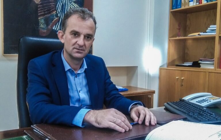 Θεοδωράκης: «Να μην προχωρήσουν οι αυξήσεις στη “Γέφυρα”»