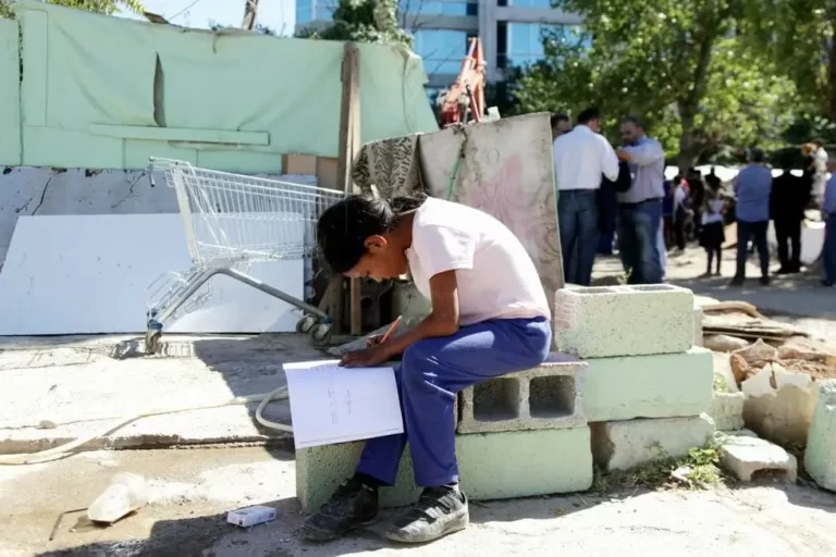 Τι ακριβώς είναι μια κοινωνία που μισεί και τρέμει τους Ρομά;