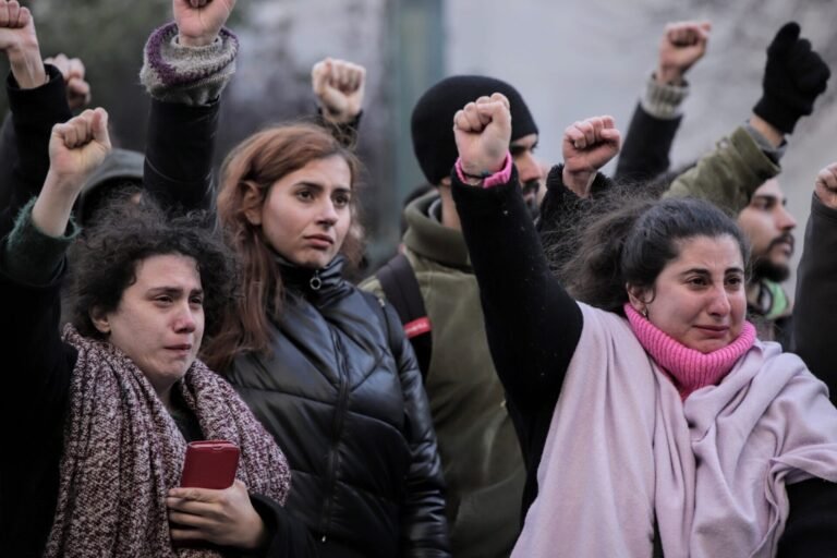 Γιατί τα βάζει η κυβέρνηση με τους καλλιτέχνες;