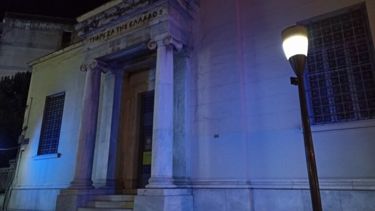 Αγρίνιο – Φωτίζεται μπλε το κτίριο της πρώην ΤτΕ