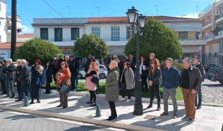 ΕΣΜεσ.: Με μαύρα μπαλόνια στην κινητοποίηση για τα Τέμπη