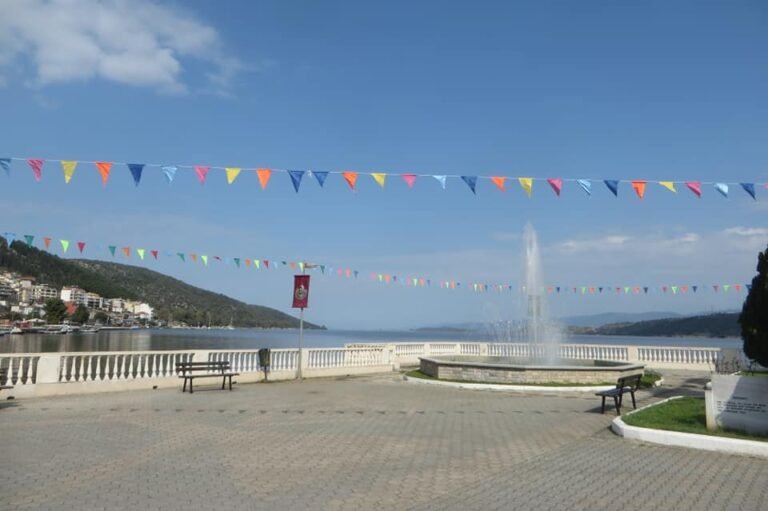 Αμφιλοχία – Φωτίζεται «μπλε» η κεντρική πλατεία