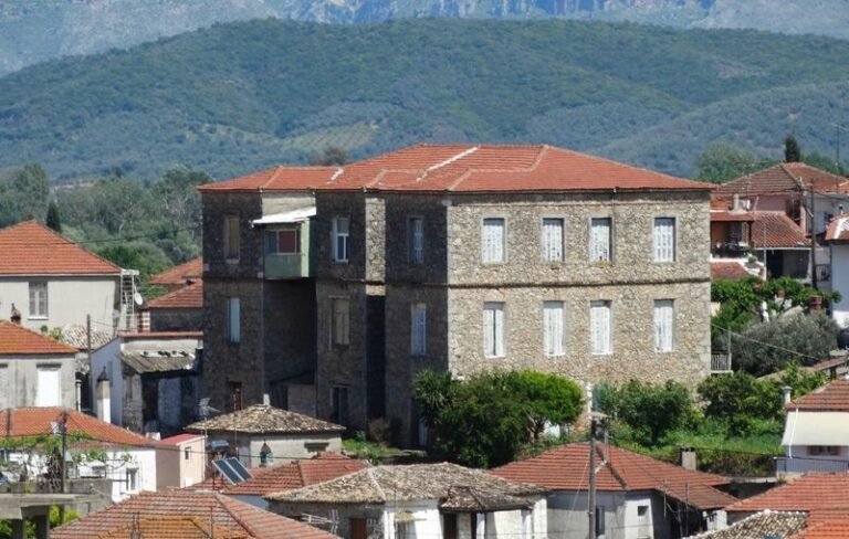 Το επιβλητικό Παλαιό Δημαρχείο Οινιάδος