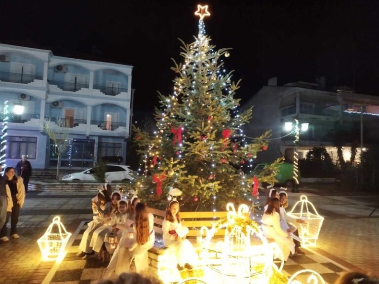 Φωταγωγήθηκαν τα δέντρα σε όλη την Αμφιλοχία