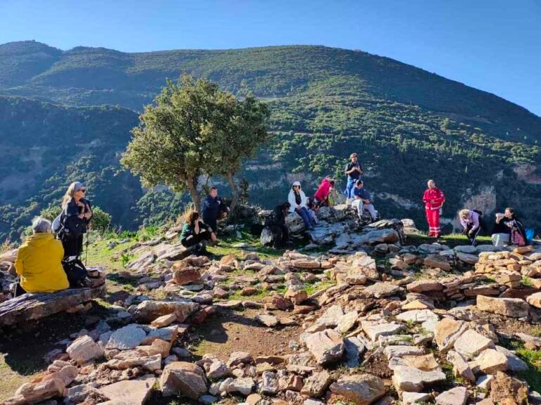 Με πεζοπορία στον Πετρωτό γιόρταστηκε η Ημέρα Βουνού