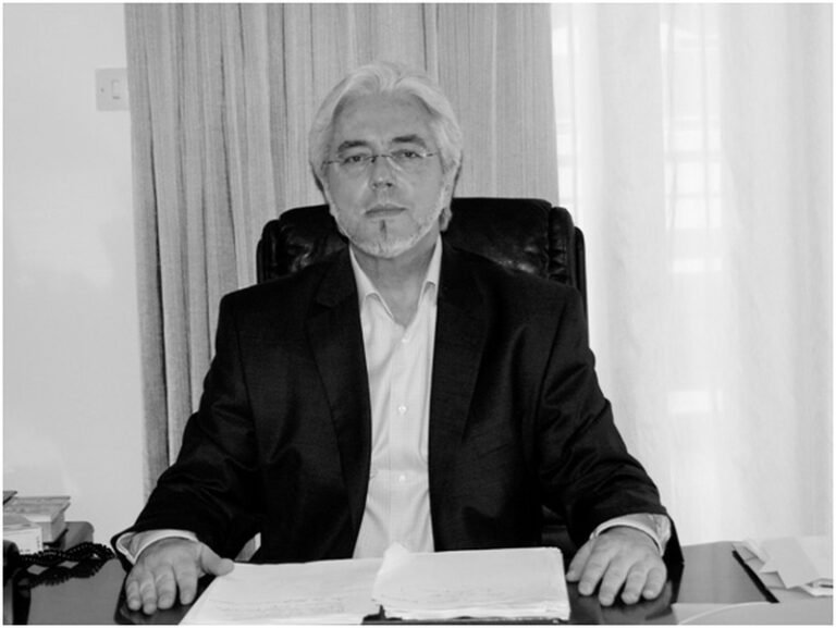 Ούτε λέξη για τη ταμπακέρα…
