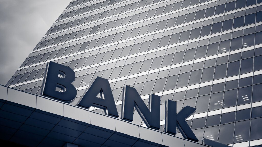 Οι τράπεζες εξετάζουν το «κούρεμα» για τη χρήση των POS