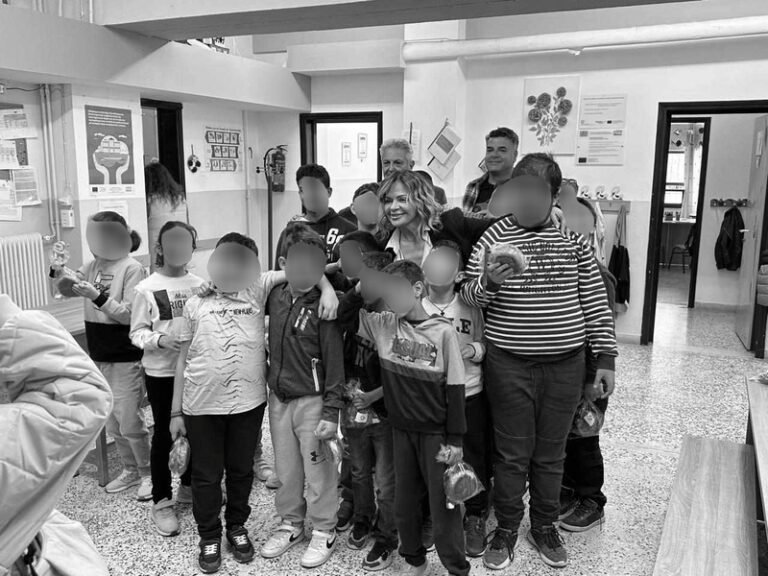 Μοίρασε τσουρέκια η Σταρακά
