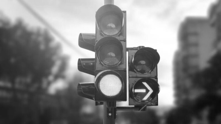 Νέοι σηματοδότες σε έξι κόμβους σε Πάτρα, Αγρίνιο, Πύργο και Αμαλιάδα