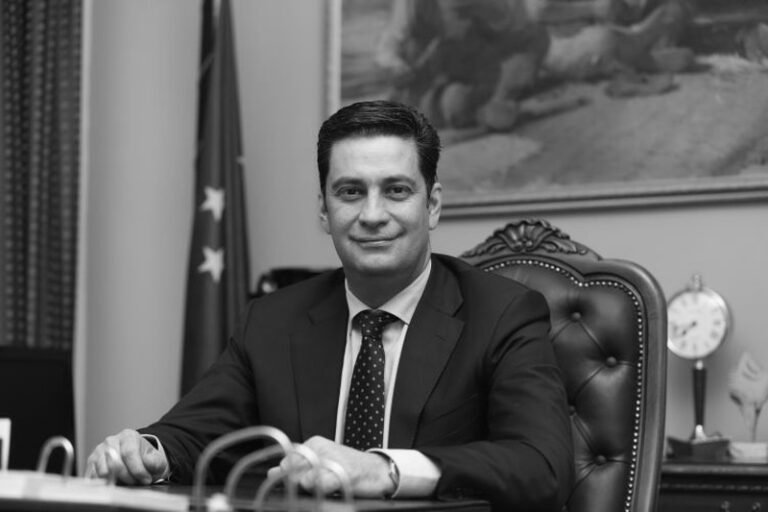Παπαναστασίου: Ψηλά και δυνατά