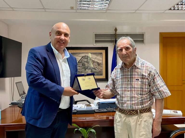 Ο Βασίλης Γκίζας τίμησε τον Ντίνο Μακρυγιάννη