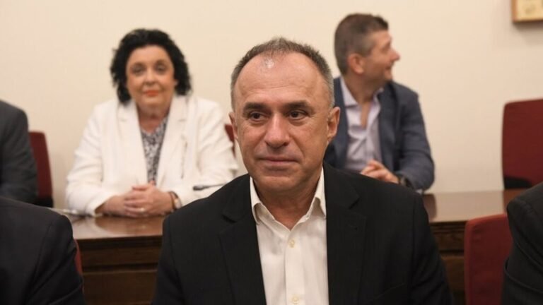 KKE: Να μην εγκατασταθούν χερσαία και πλωτά φωτοβολταϊκά στη λίμνη Κρεμαστών