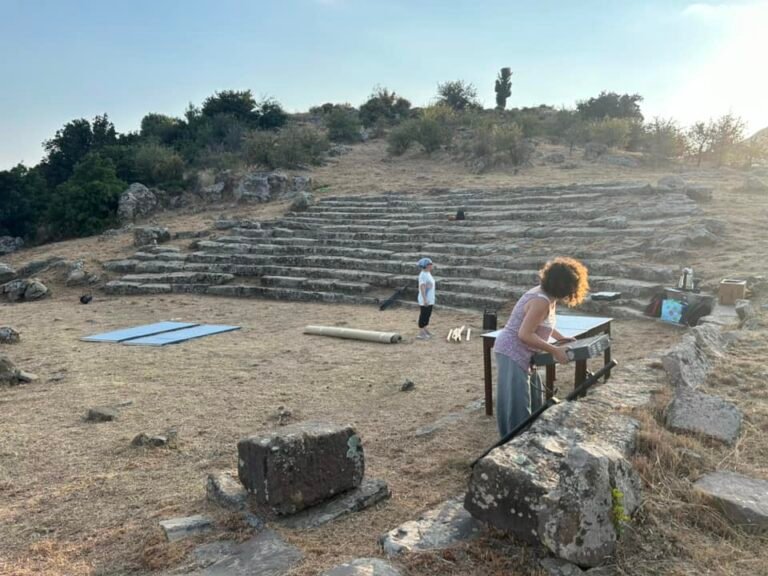 Αρχαίο θέατρο Μακύνειας  | Ο λυγμός των σκύλων 