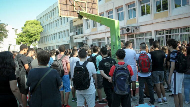 Με τον καθιερωμένο αγιασμό ξεκίνησε η νέα σχολική χρονιά | Οι δηλώσεις