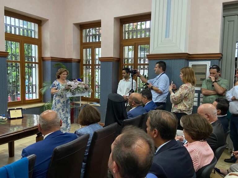 Επίτιμη Δημότης Ναυπακτίας η Δρ. Ολυμπία Βικάτου