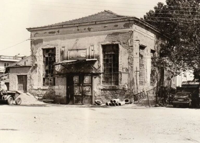 Ἐν Ἀγρινίῳ τῇ 1 Οκτωβρίου | 1858: Τσακανίκας 1926: φωτισμός 1932: Ορφέας 1974: Ο ΘΟΚ στο Αγρίνιο