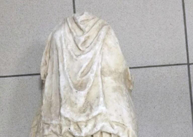 Μαρμάρινο άγαλμα σε σακούλα σκουπιδιών