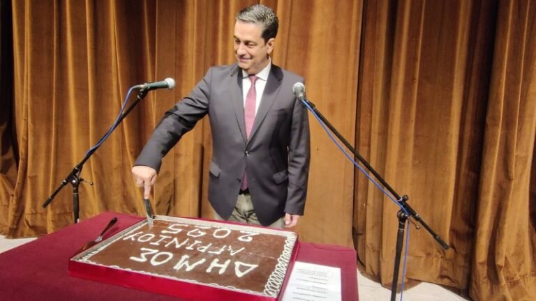 Έκοψαν την πίτα τους οι εργαζόμενοι στο Δήμο Αγρινίου