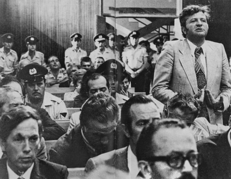 24 Φεβρουαρίου  | Το πραξικόπημα της «πιτζάμας»