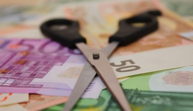 Εφορία | «Ψαλίδι» των προστίμων έως και 50% – Οι προϋποθέσεις