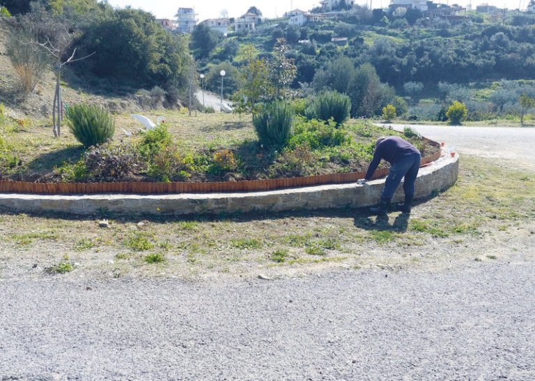 Αμπελάκι Αιτωλ/νίας | Ομόρφυναν την είσοδο στο χωριό