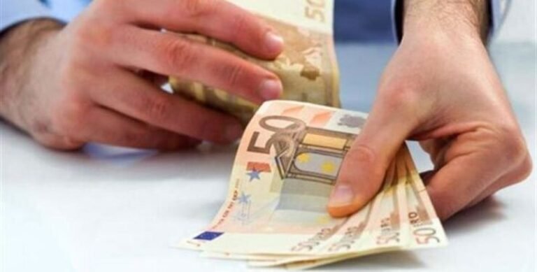 Βασικός Μισθός: 880 ευρώ μεικτά | Τριετίες και επιδόματα