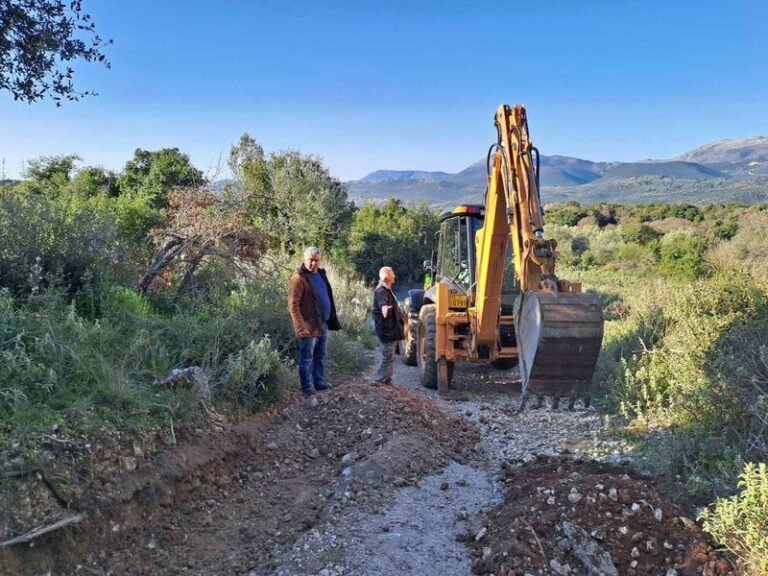 Τσιμεντόστρωση οδού στην Παπαδάτου