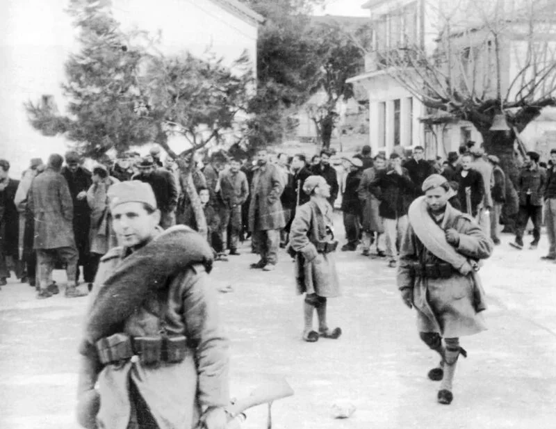 ΕΑΜικά τμήματα πλησίασαν στις γραμμές μας