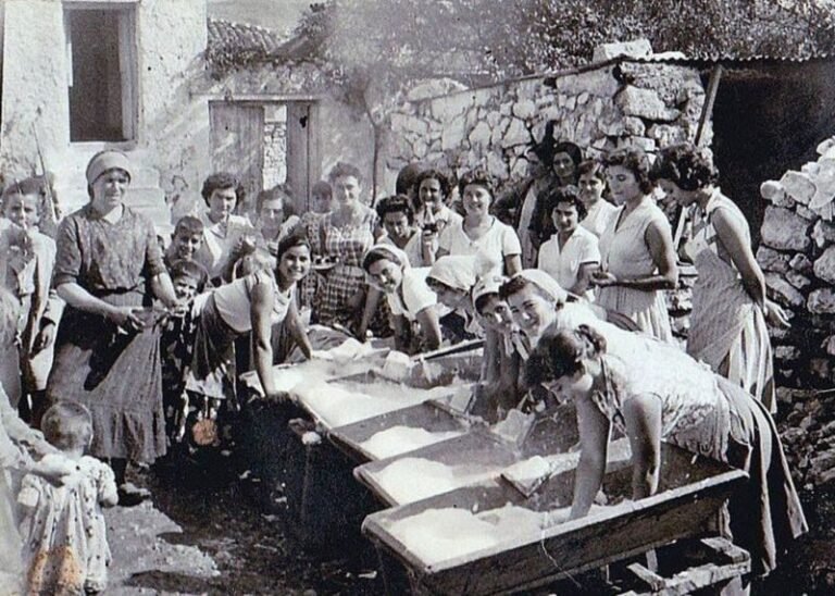 Σύλλογος Γυναικών Καλυβίων | «Πλύσιμο προικιών της νύφης»