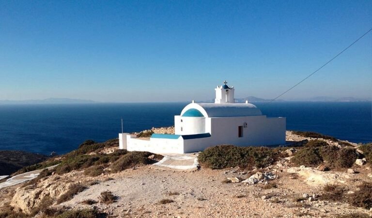 Ένα εκκλησάκι οικόσημο της Δονούσας