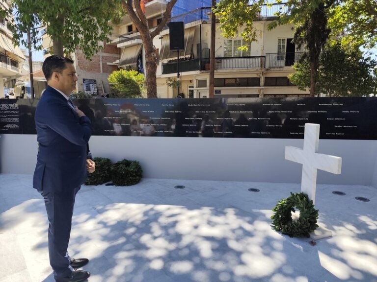 Το τοπόσημο της μνήμης των 120 «φόρεσε» την ιστορία του