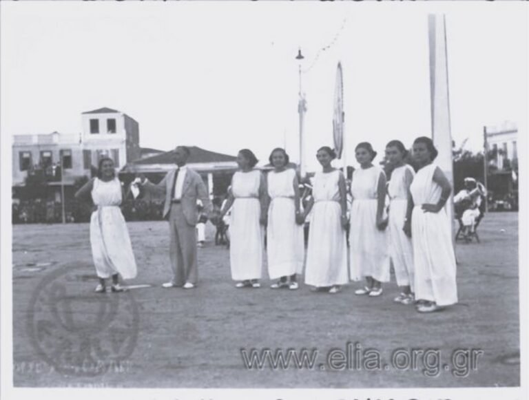 Ἐν Ἀγρινίῳ τῇ 4ῃ Αυγούστου | 1937: Γιορτή της 4ης Αυγούστου στην πλατεία Μπέλλου