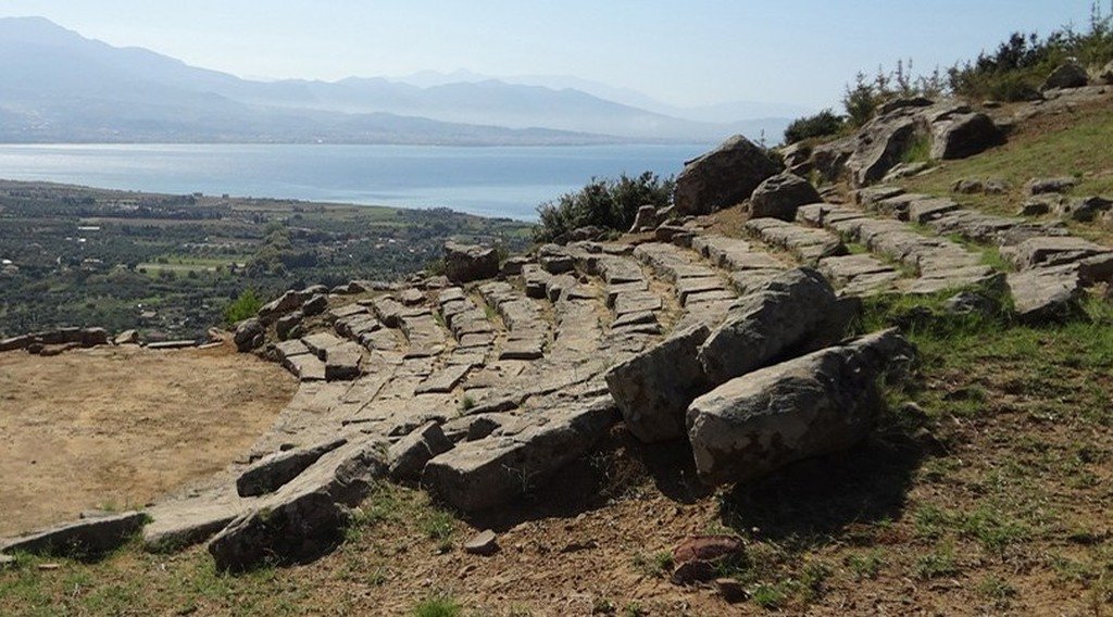 Το αρχαίο θέατρο της Μακύνειας