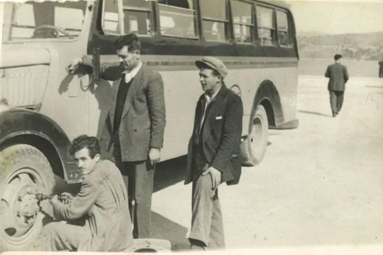 Ἐν Ἀγρινίῳ τῇ 25ῃ Νοεμβρίου | 1950: Παράσταση λεωφορειούχων