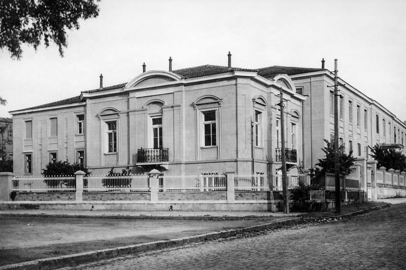 Γ.Ε.Α. Αθανάσιος Παλιούρας» | Το Αγρίνιο, ο Παπαστράτος και η Μοντέρνα Αρχιτεκτονική