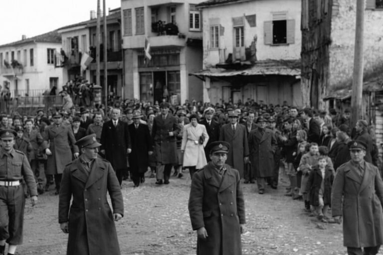 Ἐν Ἀγρινίῳ τῇ 21ῃ Φεβρουαρίου | 1947: Ο διάδοχος Παύλος και η Φρειδερίκη στο Αγρίνιο