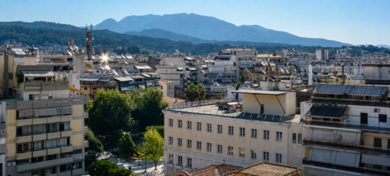 Πάνω από την πόλη ένας γίγαντας με ψηλά τα χέρια