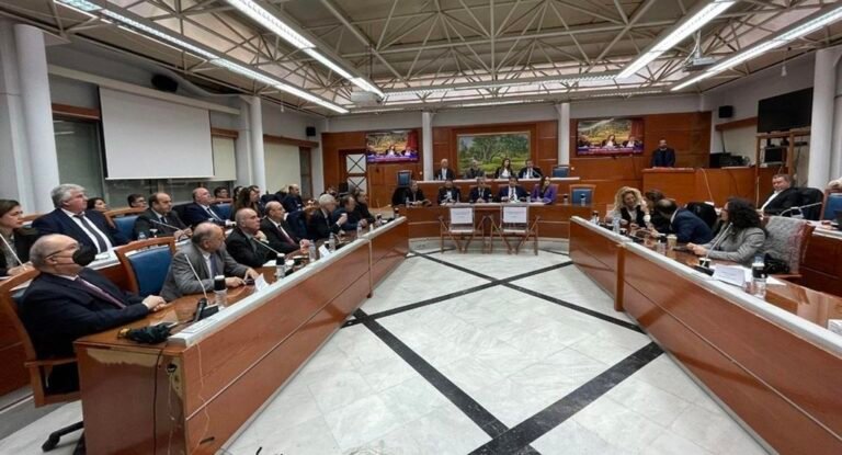 Ιόνια νησιά |  18/9 | Δεκαέξι θέματα στο Περιφερειακό Συμβούλιο